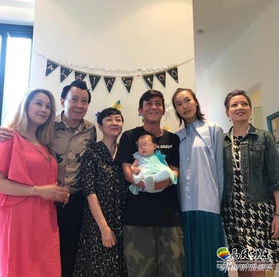 有网友曝出陈冠希和秦舒培为女儿举办百日宴的照片