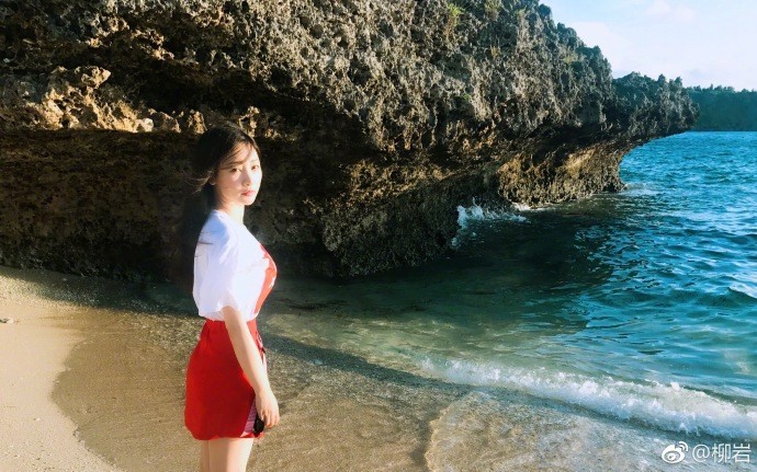 柳岩微博晒出一组海边度假的美照