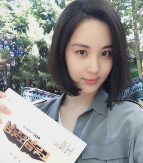 徐贤在社交网站发照片，展示了她十年来第一次尝试的短发造型