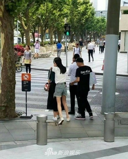 有网友曝杨幂15日现身上海南京西路逛街