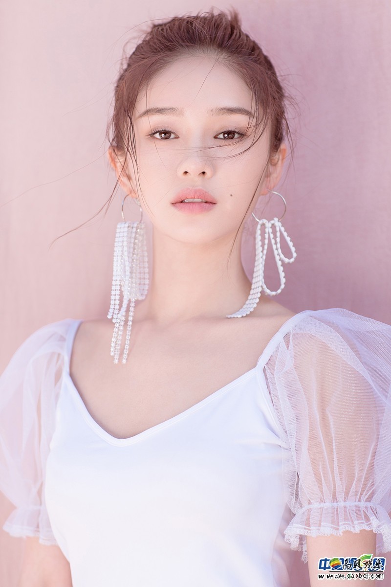 付梦妮曝光了一组夏日甜美清新大片