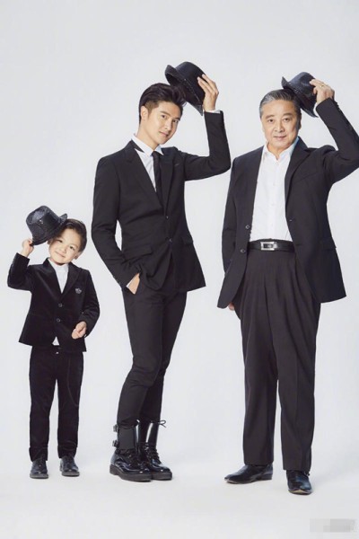 田亮晒出与父亲、儿子同框的写真照