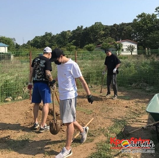 黄荷娜通公开了与歌手兼演员朴有天的近况，吸引了大家的关注