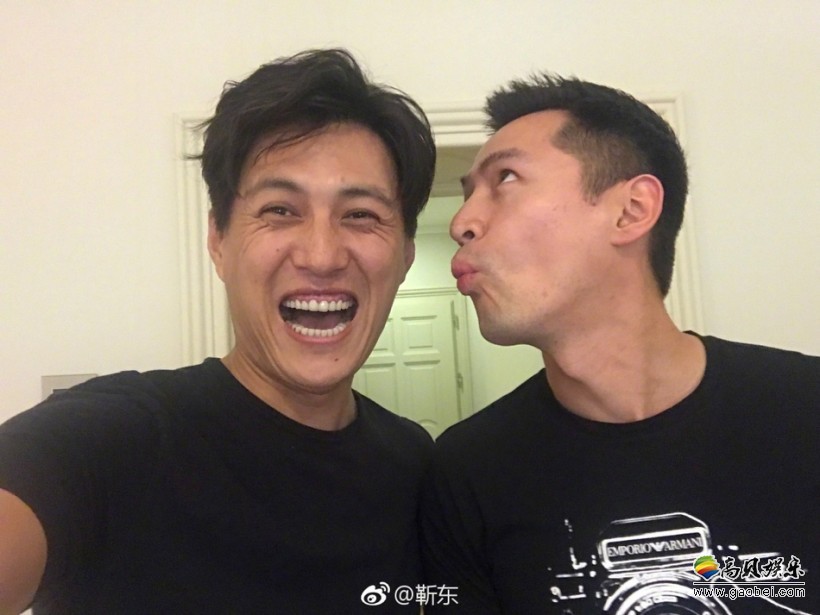 靳东在微博上晒出一组与胡歌的自拍