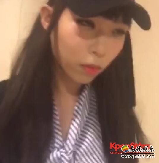 李灿赫公开了简短影像身穿女装摆着这种Pose，吸引大家的关注