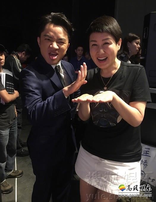 张凯丽晒与王祖蓝的亲密合照