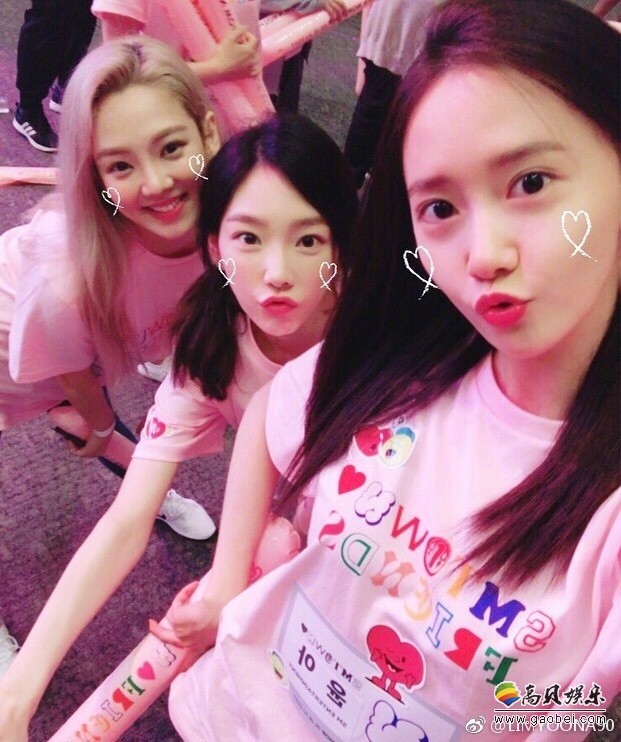 少女时代成员林允儿在微博晒出SMtown演唱会后台的合影