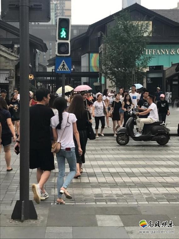 有网友爆料在成都太古里偶遇王思聪豆得儿
