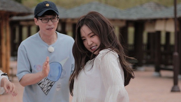 综艺节目《Running Man》方面发布了一组预告照 现场乱成一片