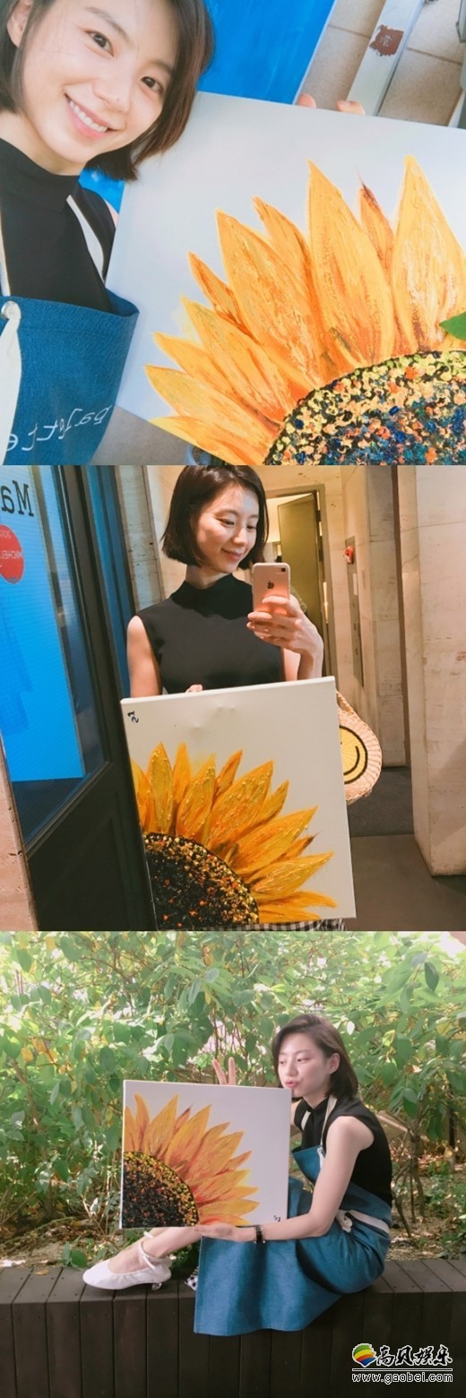 朴秀珍在网站发布了自己绘制的一幅向日葵画，画工令人赞叹