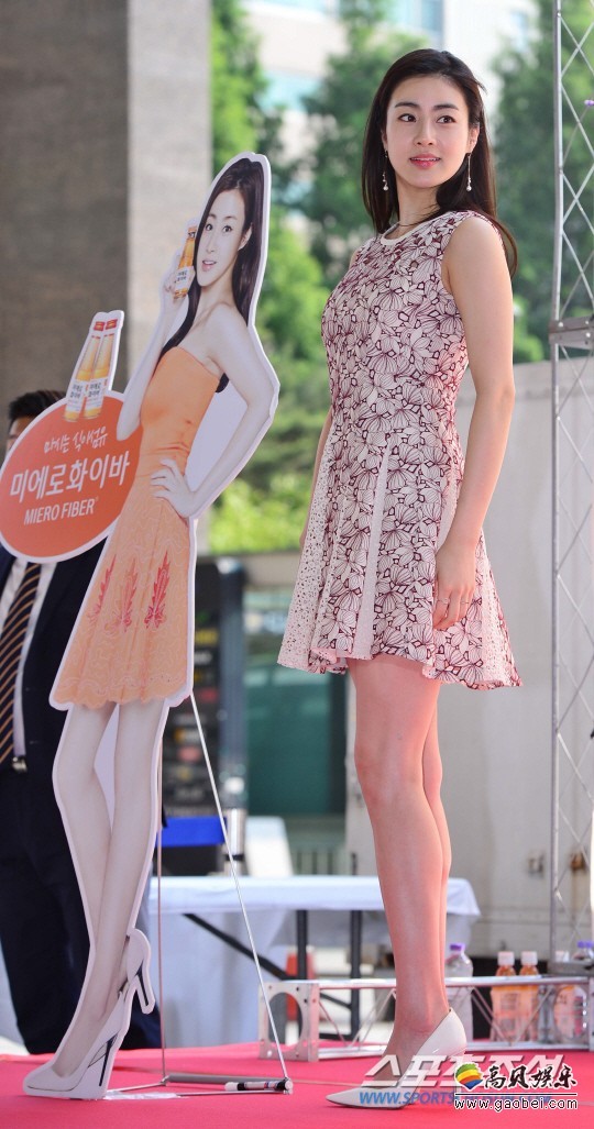 演员姜素拉出席了在首尔往十里站广场举行的粉丝签名会