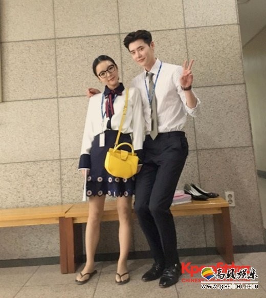 朴真珠Instagram公开了与演员李钟硕的合照,吸引了大家的关注 朴真珠Instagram公开了与演员李钟硕的合照,吸引了大家的关注