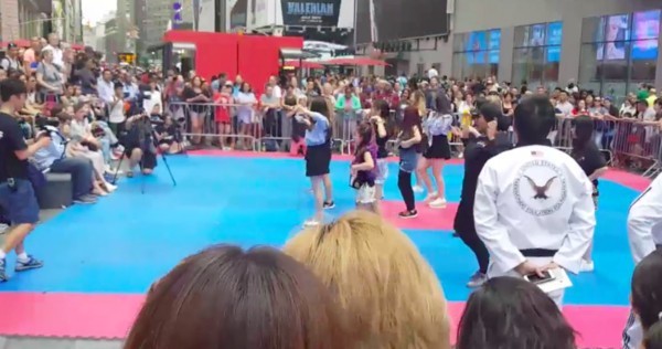 子瑜、定延上街溜搭，却恰好遇到有人在广场上热跳《TT》