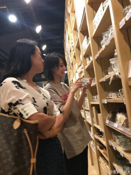 有网友在商场偶遇郑爽母女