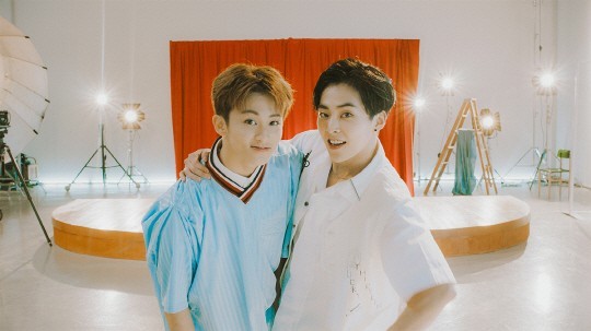 EXO成员XIUMIN、NCT成员MARK合作的新曲《Young