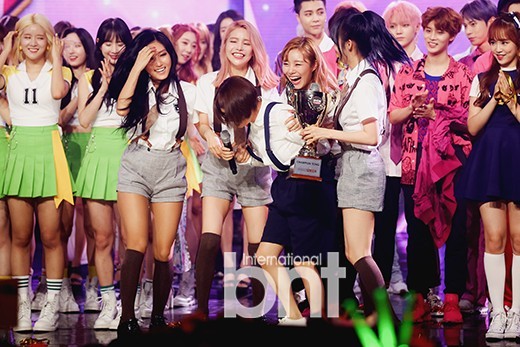 音乐节目《SHOW CHAMPION》，MAMAMOO凭借新曲获得本周一位