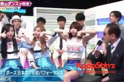 TWICE日本发表专辑《TWICE》，第一次出演节目展现了"TT"舞蹈