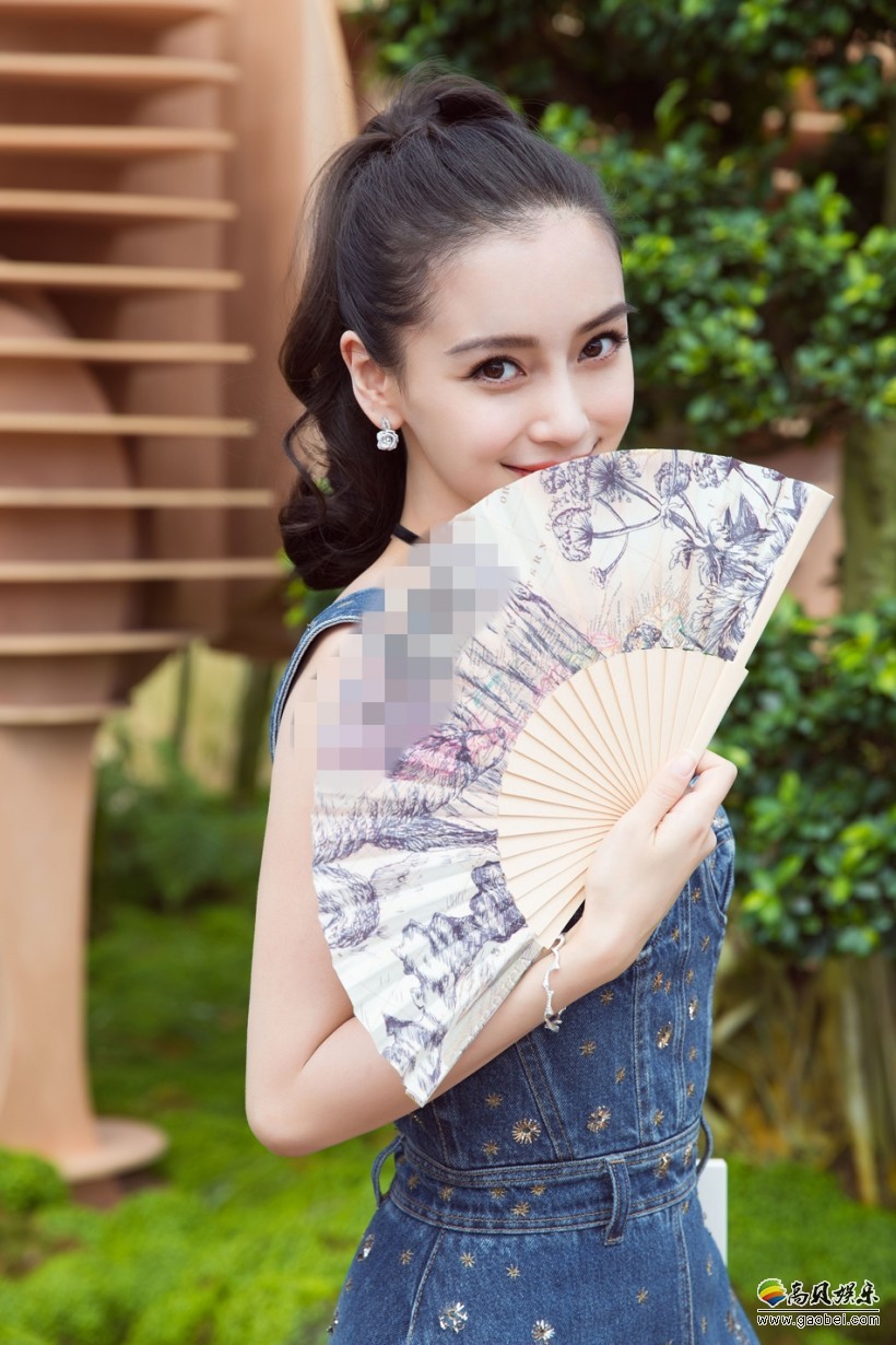 Angelababy身着一袭手工刺绣的牛仔法式礼裙亮相巴黎高定秀