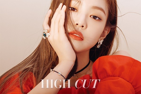 《HIGH CUT》方面公开了一组女团BLACKPINK拍摄的杂志写真
