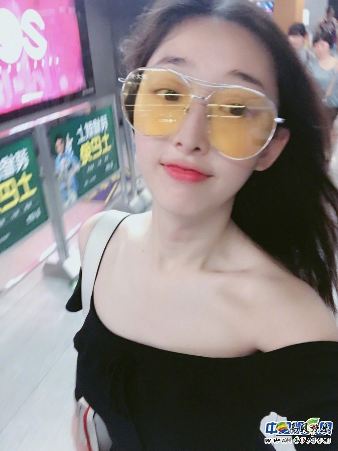 人气小花旦蒋梦婕在个人社交平台上发布了一组素颜自拍