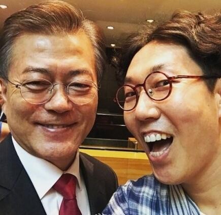 笑星金英哲公开了与总统文在寅拍摄的照片 露出灿烂的笑容