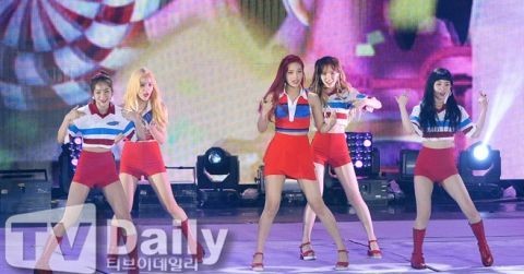 Red Velvet 在家族演唱会中抢先表演了最新主打歌