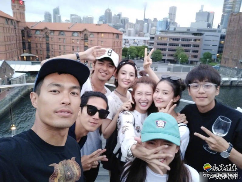 娜扎在微博中晒出与花少成员的合影