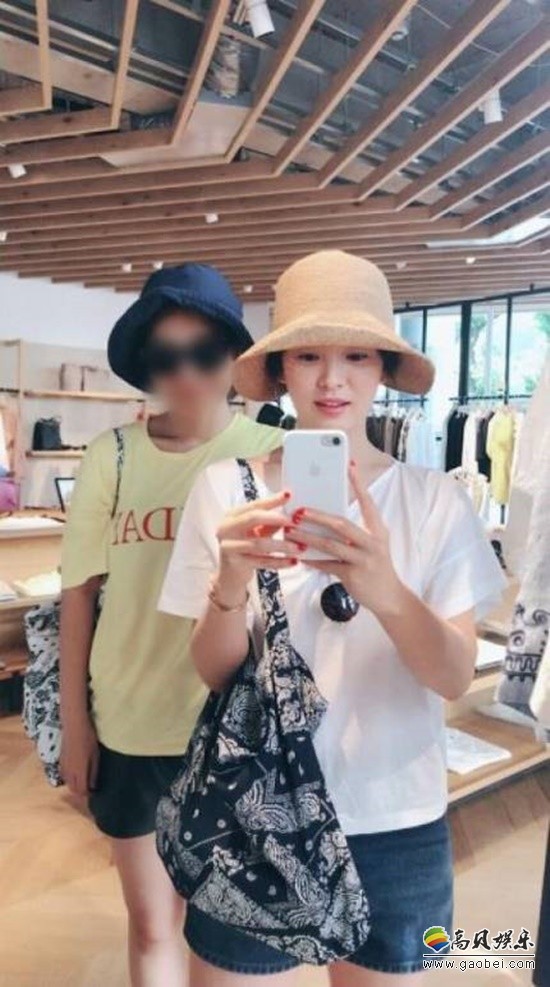 准新娘宋慧乔在SNS上晒出一张自拍照 与友人逛街对着镜子自拍