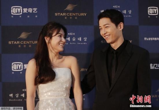 宋仲基和宋慧乔上周发布婚讯后热度不减 网络上引发热议