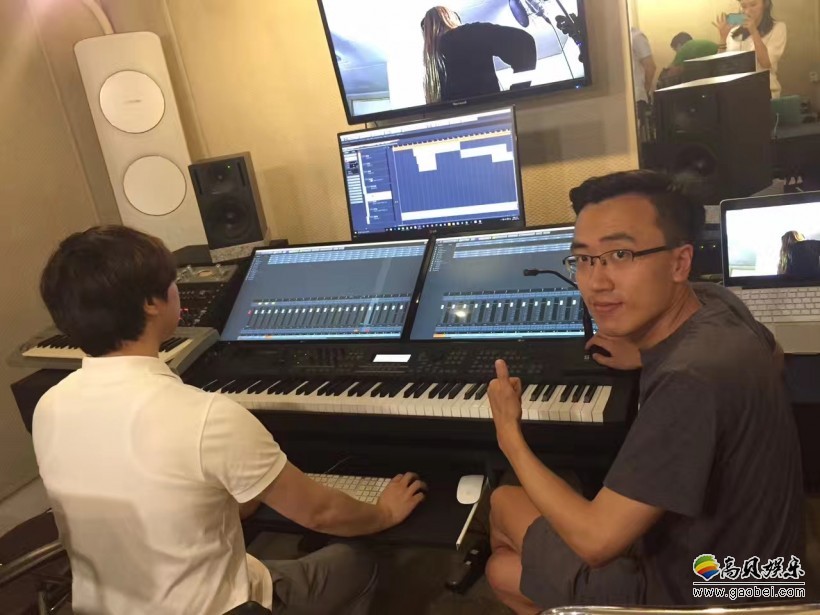 在录音棚对新人团体进行音乐指导