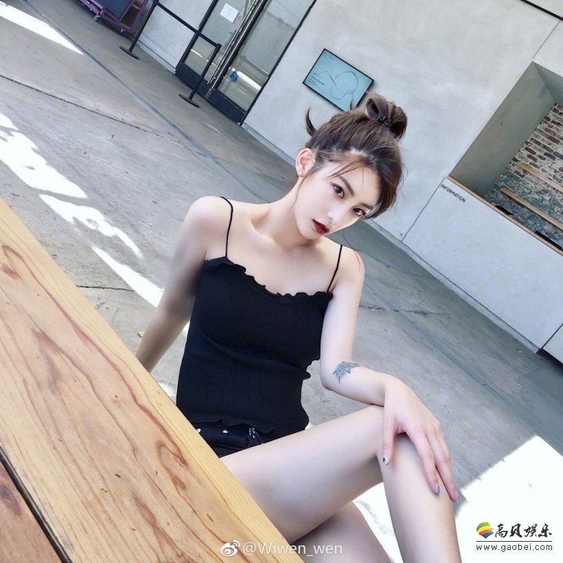 林更新前女友王柳雯在微博晒出一组美照