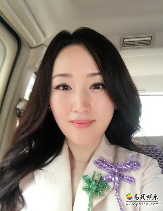 杨钰莹微博晒出自拍美照