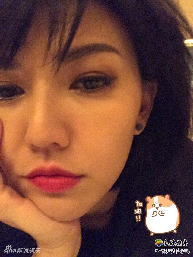 孙燕姿脸上的雀斑清晰可见