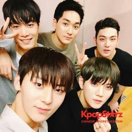 《NAVER V APP》与各大SNS频道公开了《HELLO》的2017年4人版本