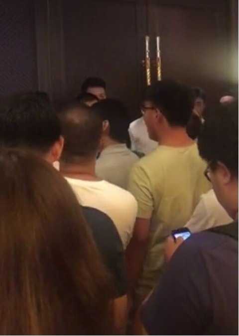 乐视股东大会现场大喊“还钱”，乐视回应：贾跃亭已在美国筹集资金。