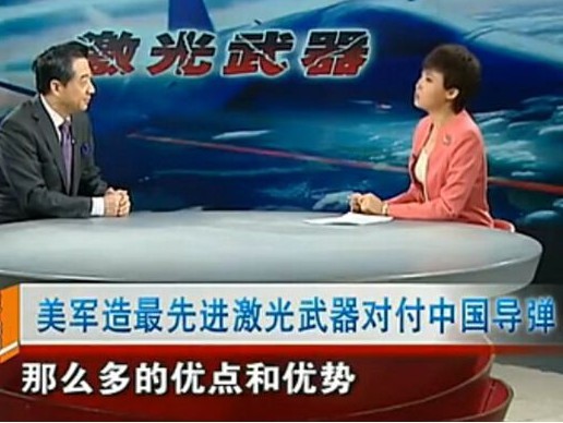 “局座”张召忠现身北京地铁：海带缠潜艇手提袋亮了！