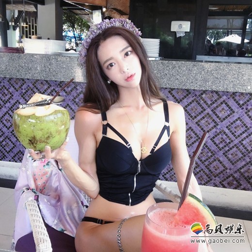 健美运动员李妍花在社交网站发布了在普吉岛度假时拍摄的照片