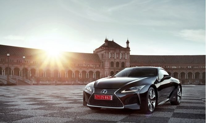 为了单挑GT R和AMG GT，雷克萨斯LC-F开始拼命了。