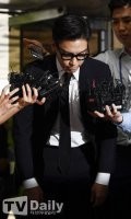 TOP出席了在首尔地方法院开庭审理的"涉嫌吸食大麻案"公判