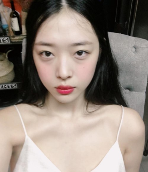 崔雪莉发布一张露出性感锁骨的自拍照,吸引了众多粉丝的目光