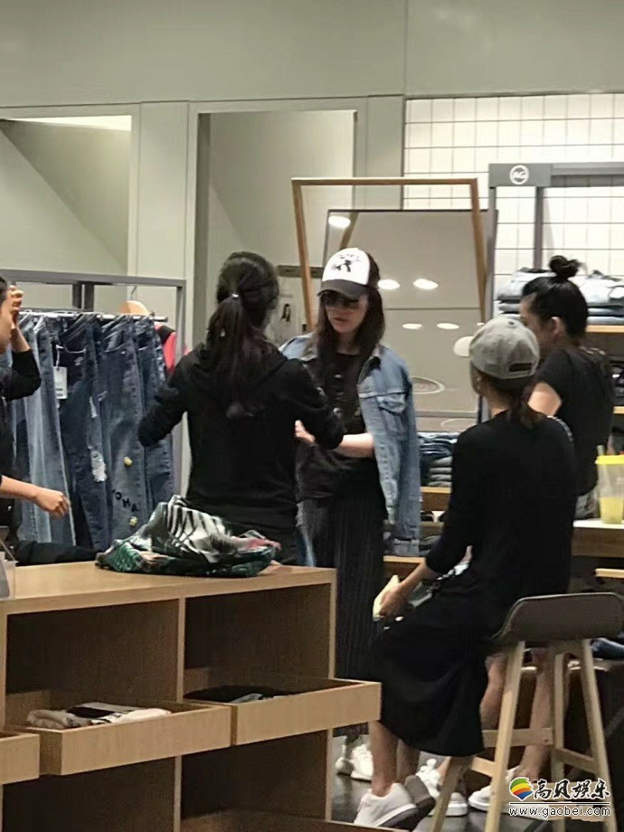有网友在北京SKP购物中心偶遇刘亦菲