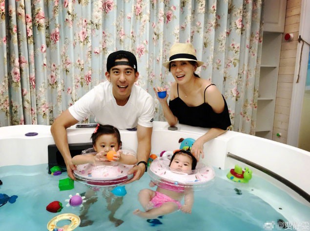 贾静雯在微博上晒出带着咘咘Bo妞两姐妹游泳照