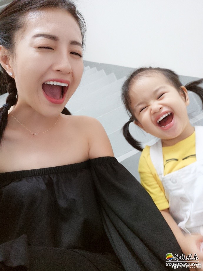 包文婧分享了一组和女儿“饺子”的自拍