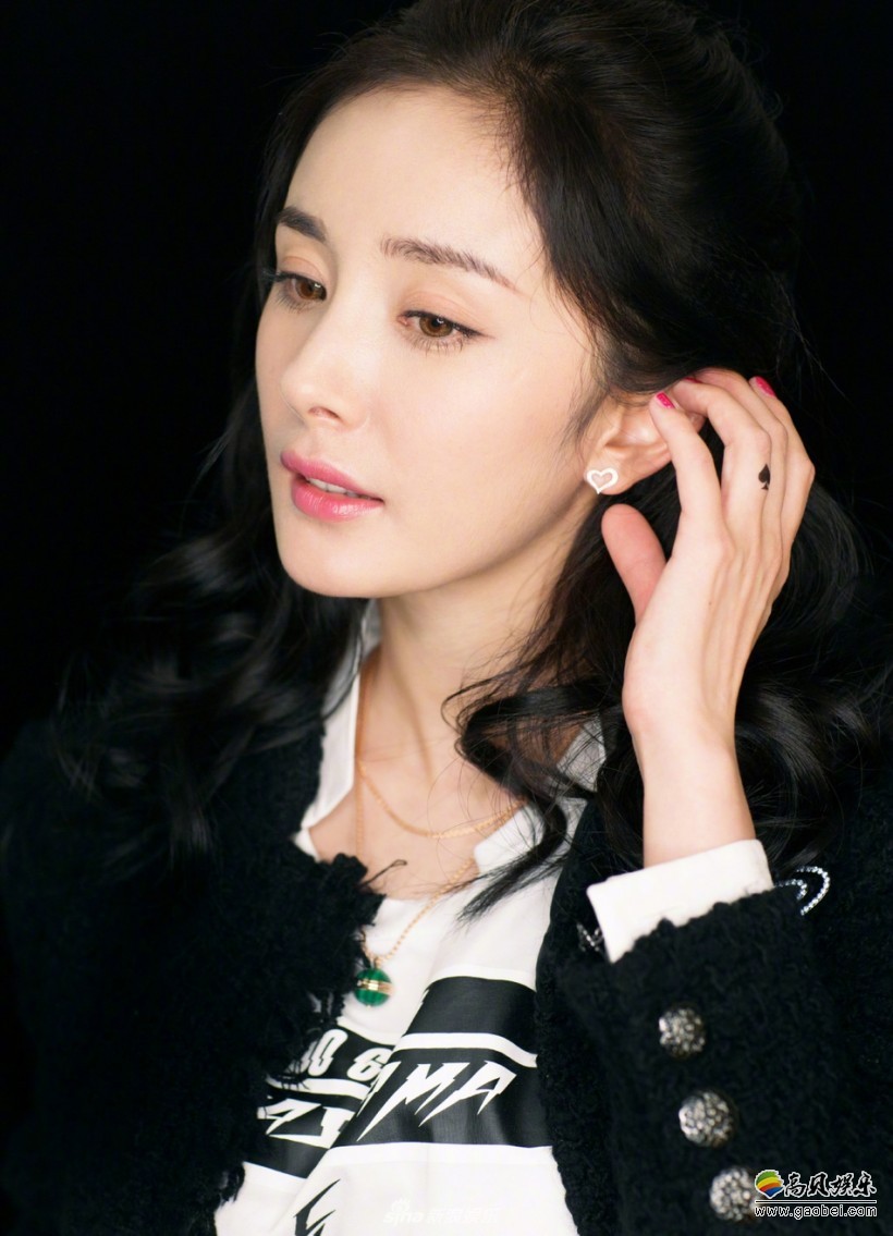 嘉行杨幂工作室晒出杨幂几张美照