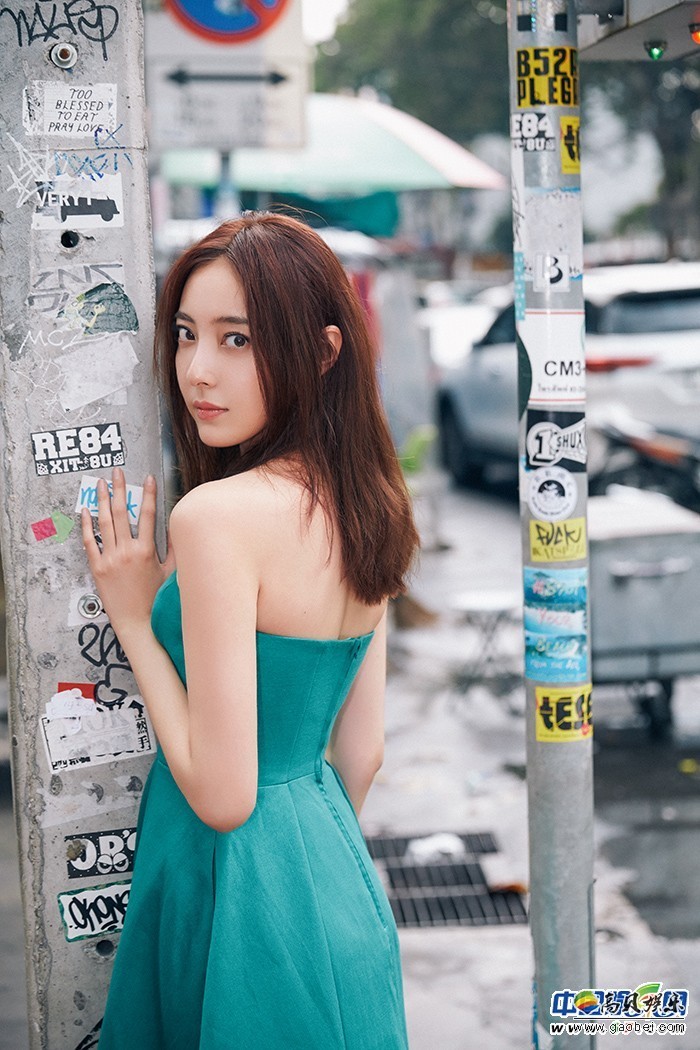 米露一身纯色抹胸小绿裙搭配精致妆容