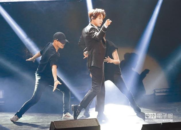 黄致列在台首唱会担心受前夜台风过境影响  但庆幸仍顺利开唱