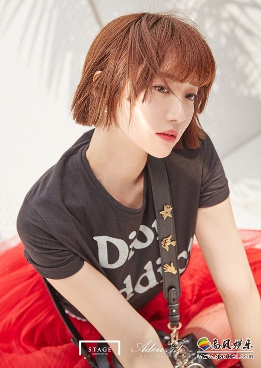 都市女性的时尚典范高俊熙日前拍摄由YG娱乐进行的企划写真