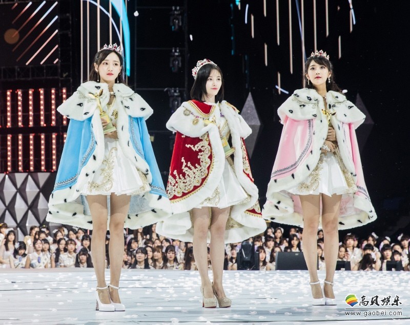 刚卫冕第四届总决选冠军的鞠婧祎不忘为其辛勤付出的粉丝