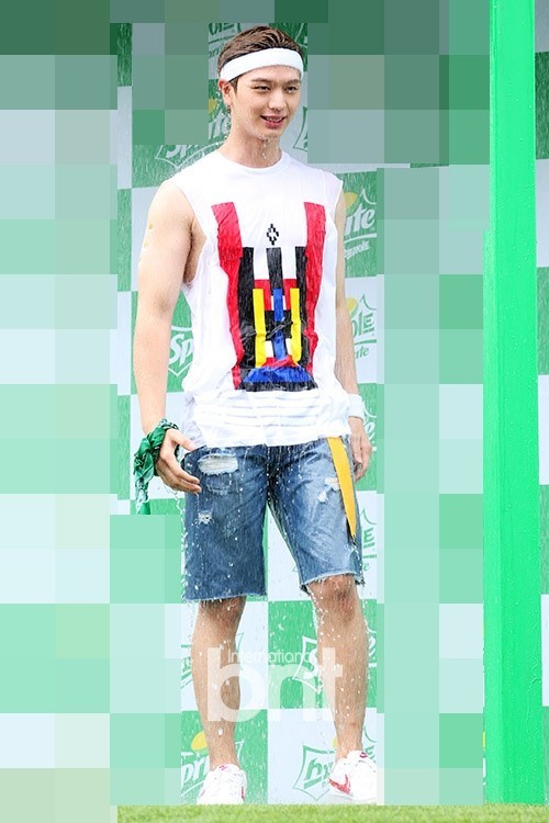 韩国男团BTOB成员陆星材出席了“WATER BOMB 2017"音乐节