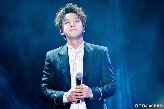 黄致列在台北举办演唱会  身穿白衬衫搭配黑白西装帅气登场